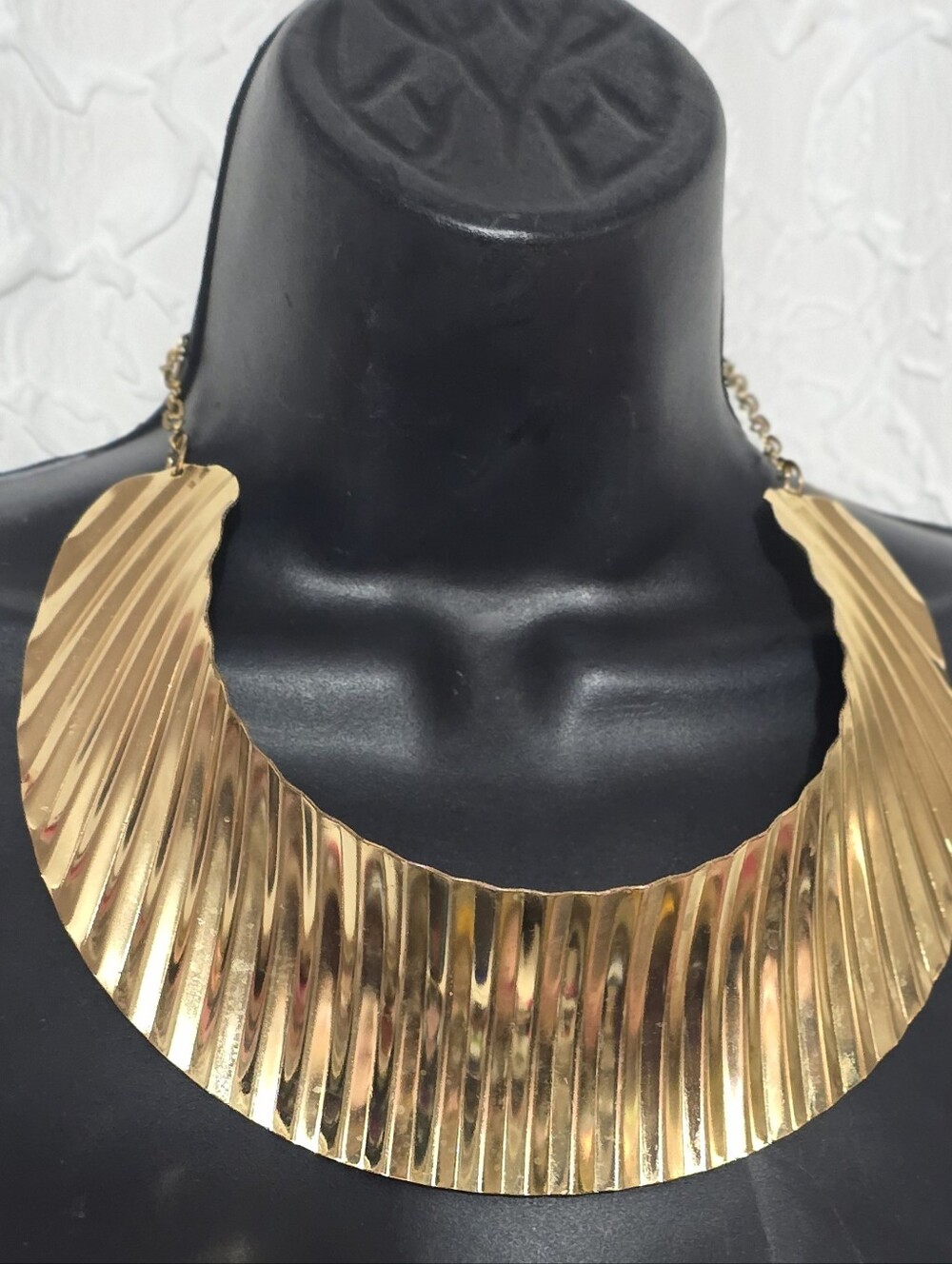 Ribbed Gold Collar Necklace for Women